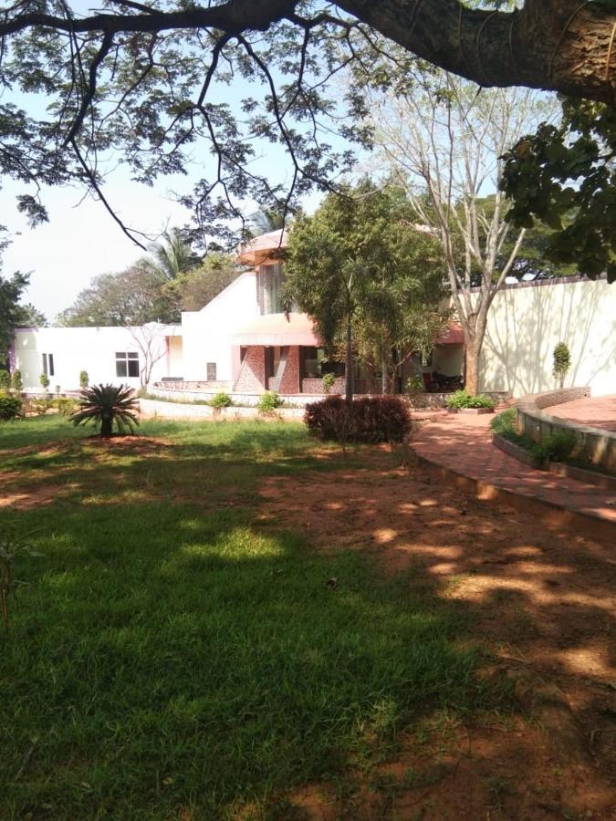 Kstdc Hotel Mayura Pavithra Yediyur Kunigal Exterior foto