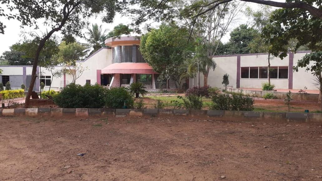Kstdc Hotel Mayura Pavithra Yediyur Kunigal Exterior foto
