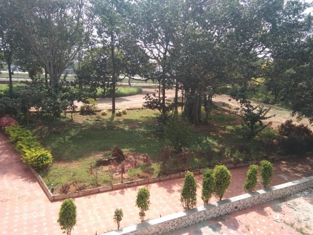 Kstdc Hotel Mayura Pavithra Yediyur Kunigal Exterior foto